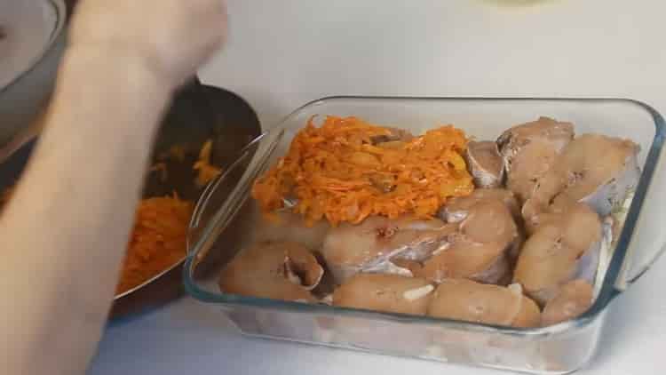 Pon zanahorias en el pescado para cocinar el abadejo
