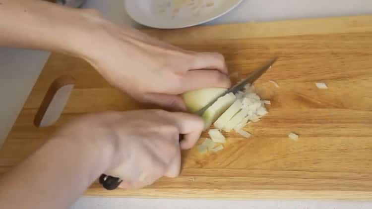 Para cocinar abadejo, picar la cebolla