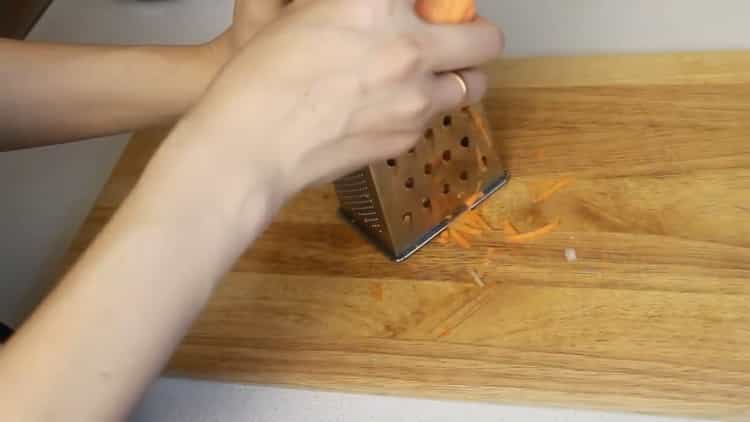 Para cocinar abadejo, rallar las zanahorias