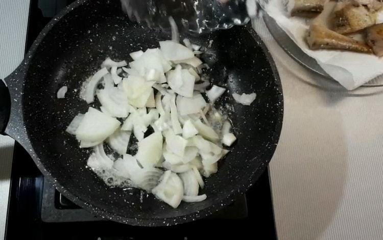 To cook pollock in sour cream sauce, fry the onions