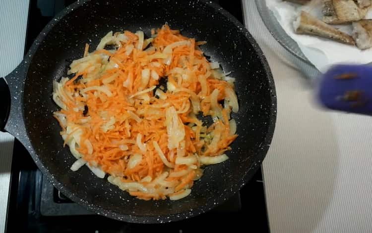 Da biste kuhali pollock u umaku od kiselog vrhnja, pržite povrće
