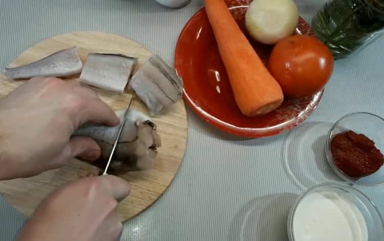 Para preparar abadejo en salsa de crema agria, prepare los ingredientes