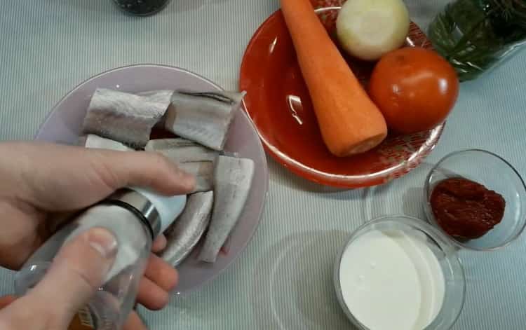 Para cocinar abadejo en salsa de crema agria, salar el pescado
