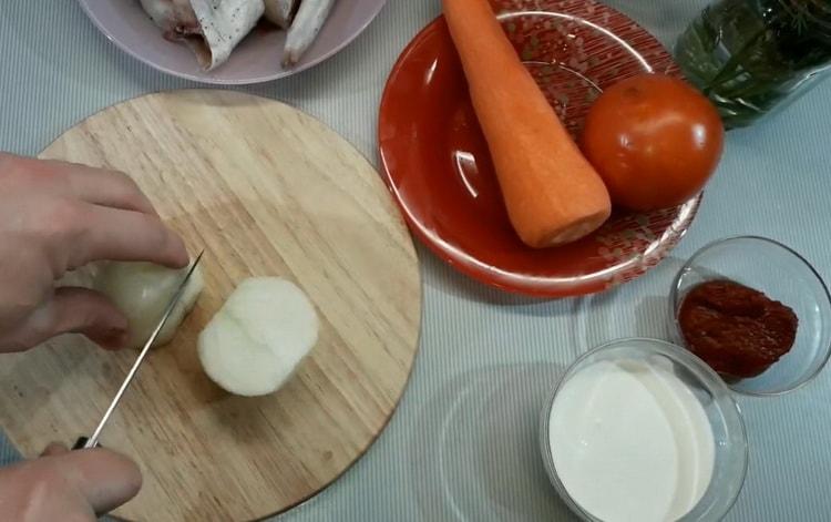 Para cocinar el abadejo en una salsa de crema, picar la cebolla