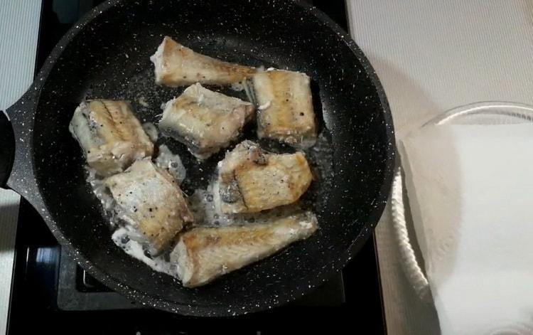 To cook pollock in sour cream sauce, fry the fish