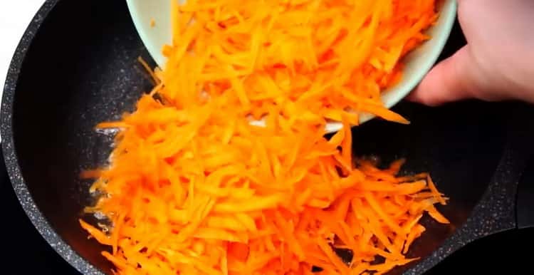 Para cocinar el abadejo debajo de la marinada, fríe las zanahorias