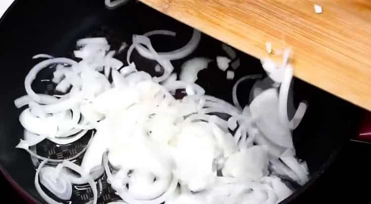 To cook pollock under the marinade, fry the onions