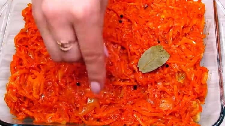 Abadejo increíblemente delicioso con escabeche de zanahoria y cebolla