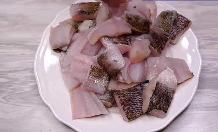 כדי לבשל פלוקו מתחת למרינדה, חתכו את הדגים