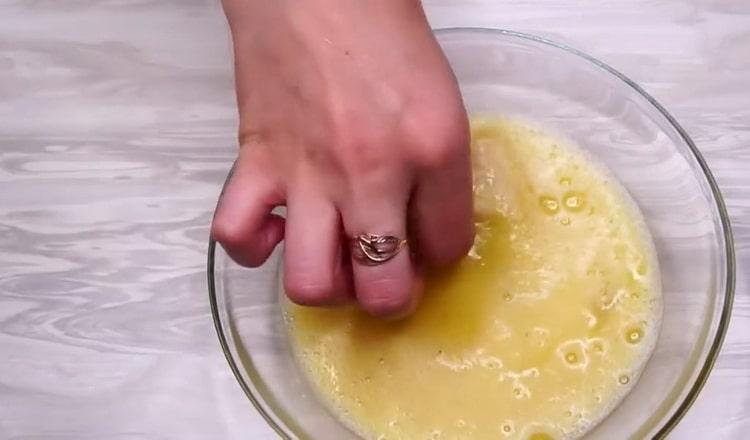 Cuire la goberge sous une marinade, pêcher dans un œuf