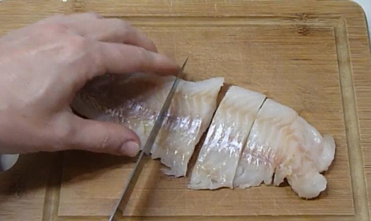 Za kuhanje polloka s povrćem narežite ribu