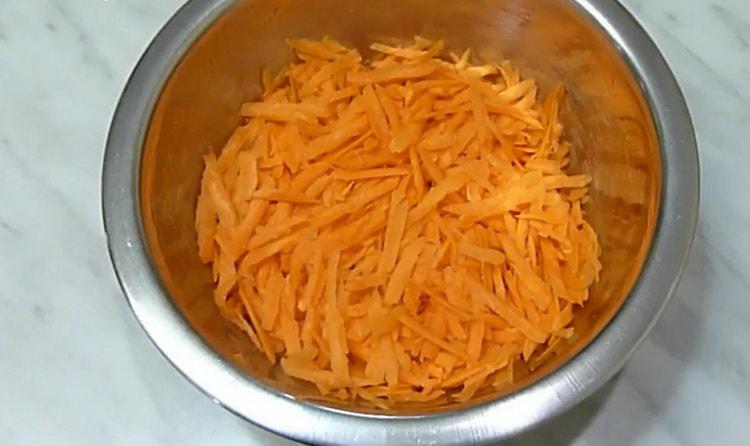 Para cocinar abadejo con verduras, rallar las zanahorias