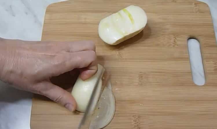 Para cocinar abadejo con verduras, picar cebollas