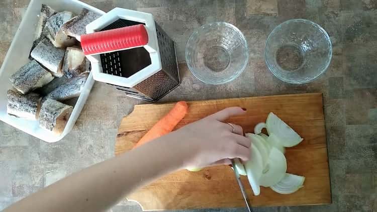 Para preparar abadejo con verduras, prepare los ingredientes.