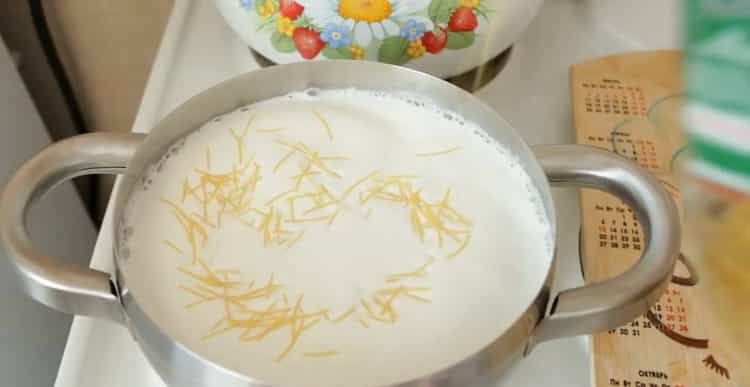 Kombinirajte sastojke za izradu juhe od tjestenine s mlijekom