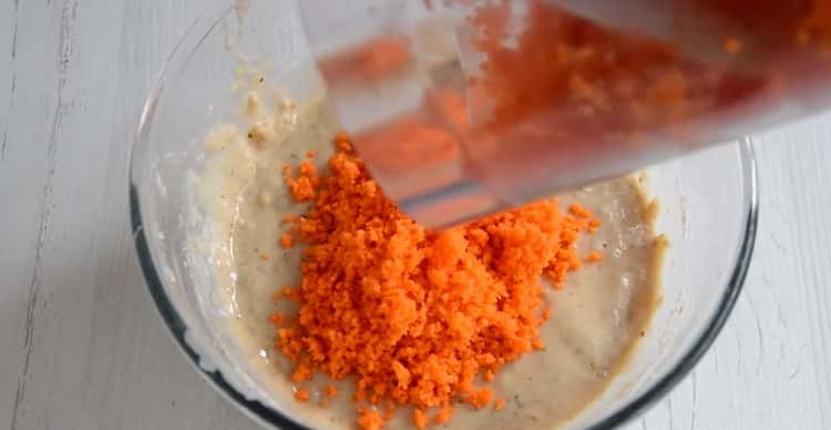 Deliciosos cupcakes de zanahoria con queso crema agregan zanahorias a la masa