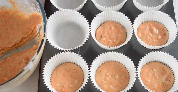 Deliciosos cupcakes de zanahoria con queso crema, ponga la masa en forma