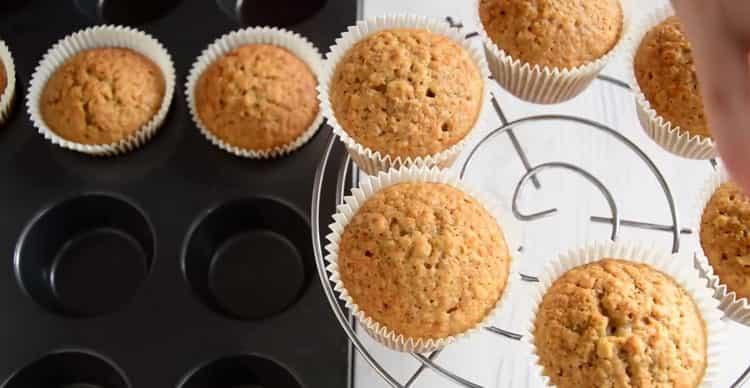 Petits gâteaux délicieux à la carotte avec du fromage à la crème, dessert frais