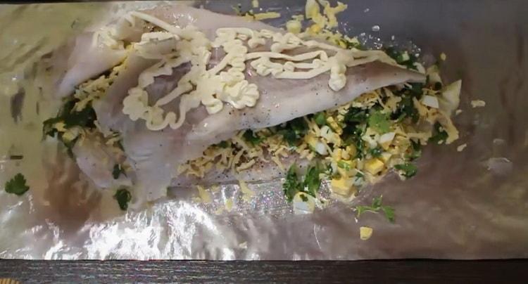 Para preparar la lengua marina en el horno, prepare mayonesa