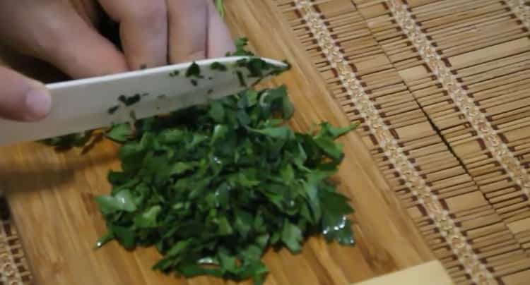 To cook marine in the oven, chop greens
