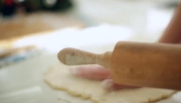 Abaisser la pâte pour faire des croissants