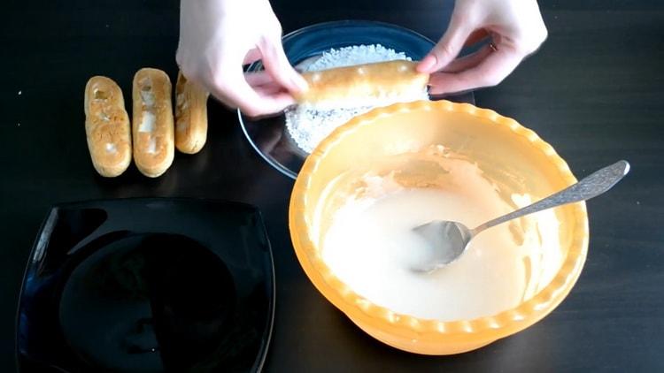 Combine the ingredients to make eclairs toppings