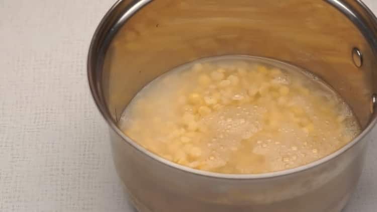 Pour préparer les garnitures pour les tartes frites, faites bouillir les pois