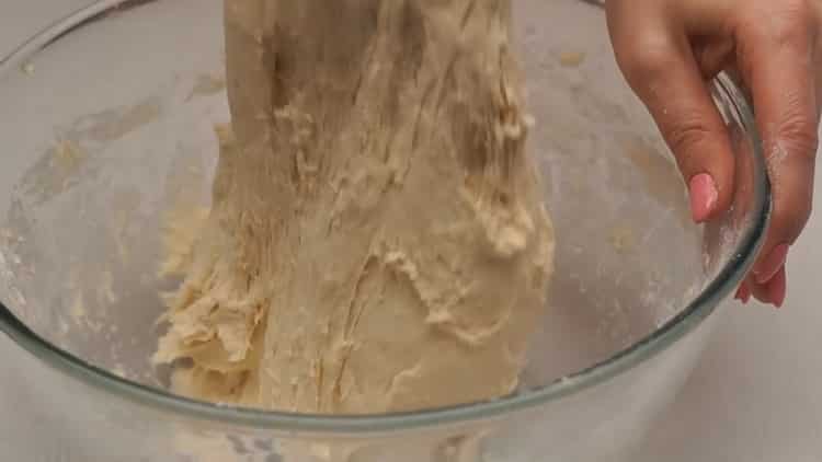 Pétrir la pâte pour faire les garnitures de pâtisserie frites.