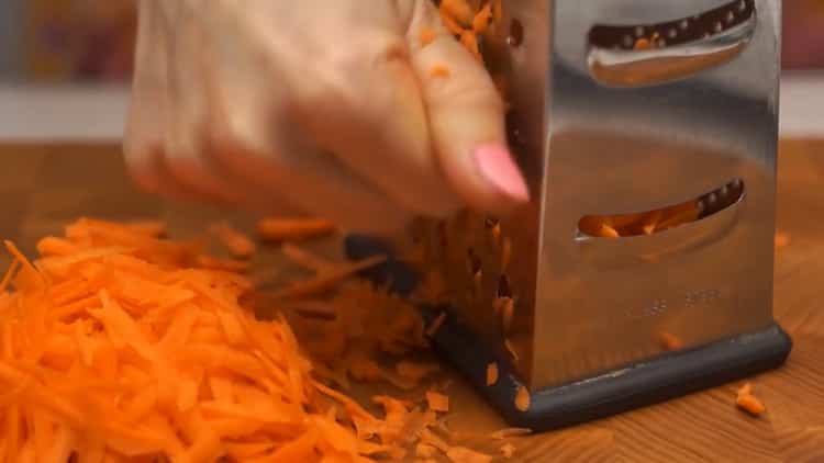 Za pripremu preliva za pržene pite naribajte mrkvu