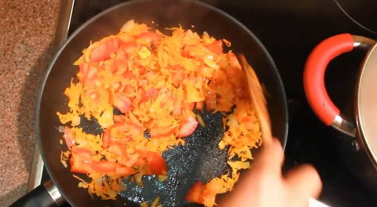 Pour faire une soupe de saumon norvégien avec de la crème, faites frire les tomates