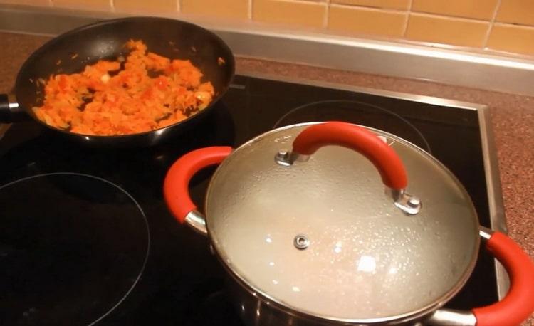 Para preparar sopa de salmón noruego con crema, prepare todo lo que necesita