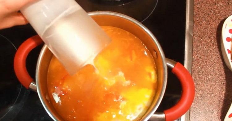 Para hacer una sopa de salmón noruego con crema, agregue la sartén a la sartén.