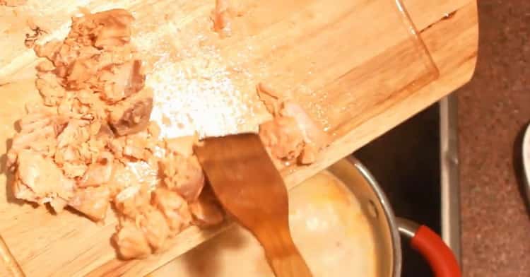 Pour préparer une soupe de saumon norvégien avec de la crème, hacher le poisson