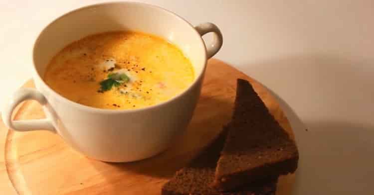 La cremosa sopa de salmón noruega está lista