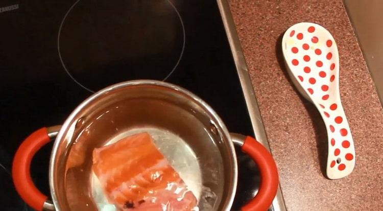 Para hacer sopa de salmón noruego con crema, hierva el caldo