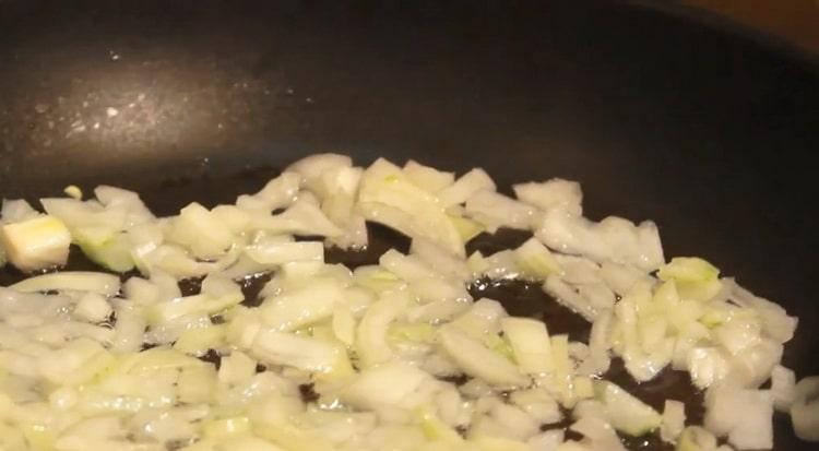 Para hacer sopa de salmón noruego con crema, fríe las cebollas