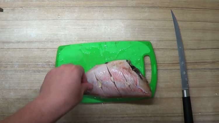 pour préparer la perche au four dans le papier d'aluminium, préparez le poisson
