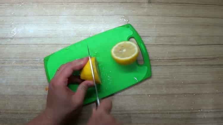 pour préparer la perche au four en papier d'aluminium, couper le citron