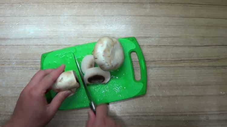 pour cuire la perche au four en papier d'aluminium, couper les champignons