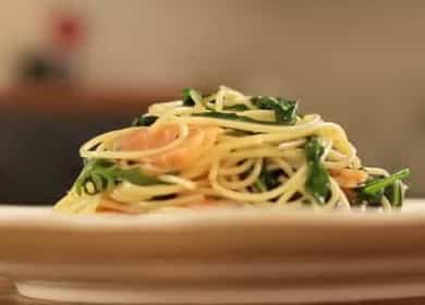 Tasty pasta with smoked salmon and arugula - tasty and healthy