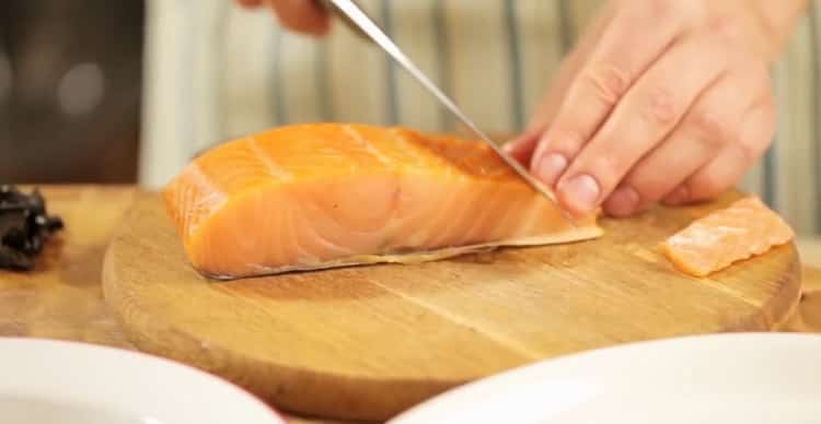 Pour faire des pâtes au saumon, coupez le poisson