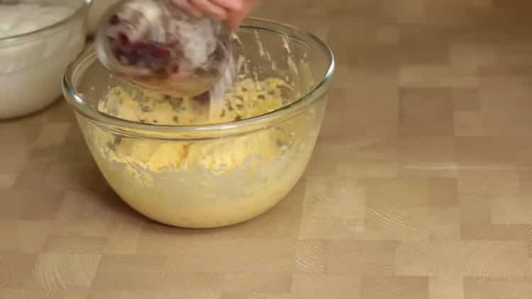 Pour faire un gâteau sans levure, mélangez les ingrédients