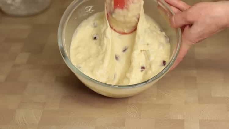 Da biste napravili kolač bez kvasca, dodajte suho voće