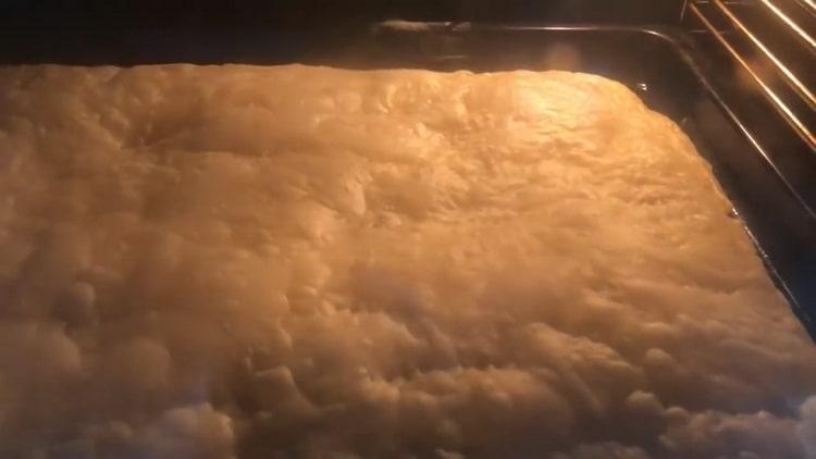 Pour faire du baklava en pâte feuilletée, préchauffez le four