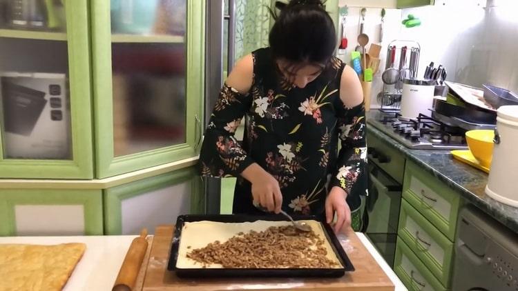 Para hacer baklava de hojaldre, ponga el relleno sobre la masa