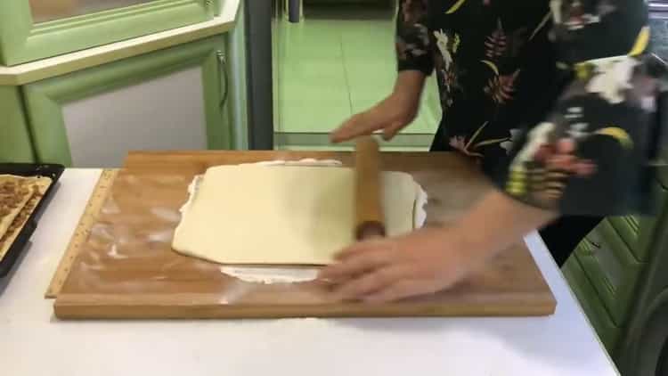 Pour faire un baklava en pâte feuilletée, étaler la pâte