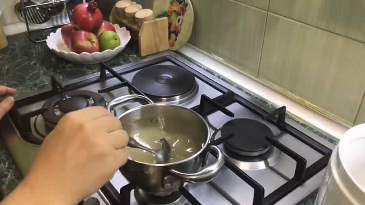 Para hacer baklava de hojaldre, prepara jarabe