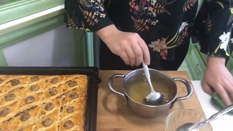 Para hacer baklava de hojaldre, vierta el postre con almíbar