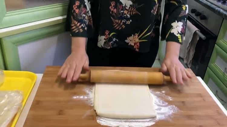 Pour faire un baklava en pâte feuilletée, étaler la pâte