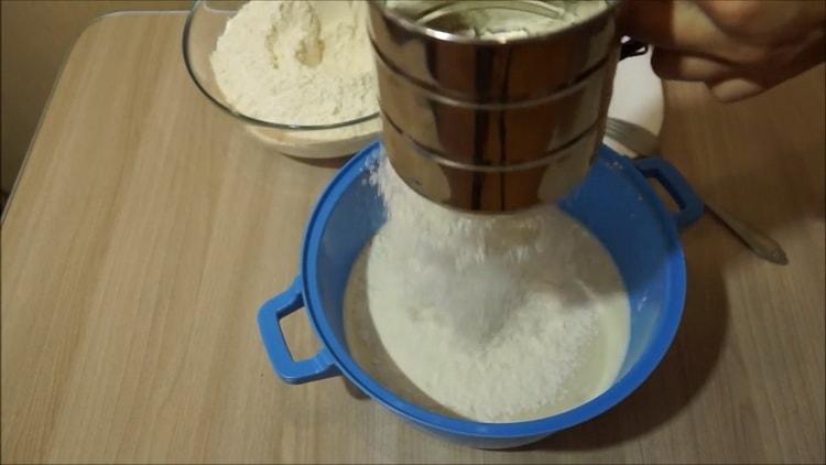 Pour faire des tartes dans une mijoteuse, tamiser la farine